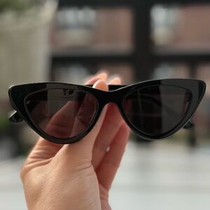 Chic Black Cat-Eye Sunglasses
